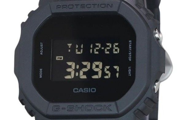 ساعة كاسيو جي-شوك رقمية بحزام من الراتنج كوارتز DW-5600UBB-1 مقاومة للماء حتى 200 متر للرجال