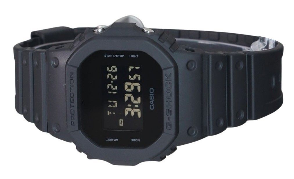 ساعة كاسيو جي-شوك رقمية بحزام من الراتنج كوارتز DW-5600UBB-1 مقاومة للماء حتى 200 متر للرجال